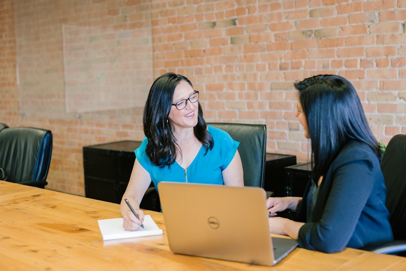 Consultor financiero analizando gráficos y márgenes